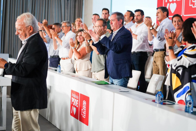 Ovación en el Comité Director del PSOE-A, con el secretario general, Juan Espadas, en el centro de la primera fila, en recuerdo de exdirigentes del PSOE exonerados por el Tribunal Constitucional como Manuel Chaves y José Antonio Griñán.