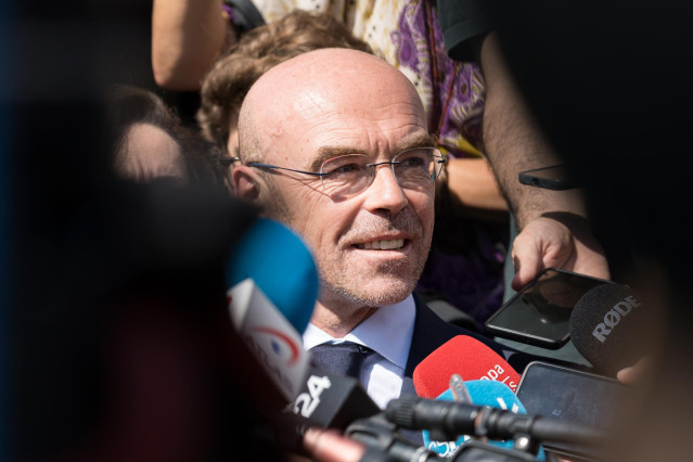 El líder de VOX en Bruselas, Jorge Buxadé, atiende a los medios de comunicación en los juzgados de Plaza de Castilla, a 5 de julio de 2024, en Madrid (España).