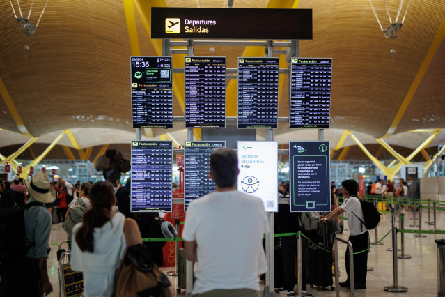 Varias personas en el Aeropuerto Adolfo Suárez Madrid-Barajas.