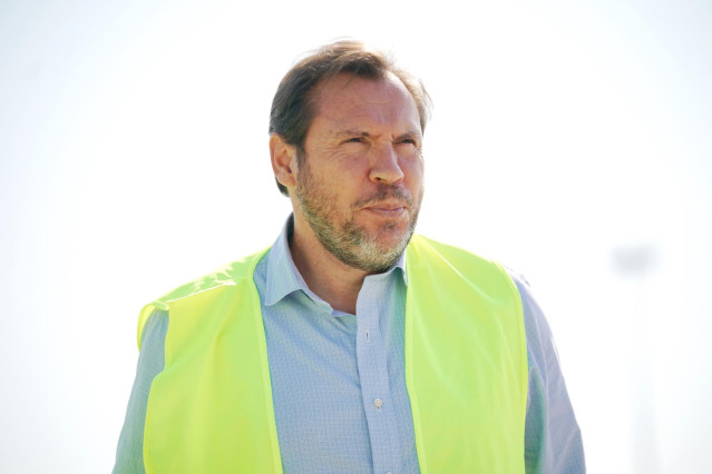 El ministro de Transportes y Movilidad Sostenible, Óscar Puente, visita el Centro Logístico de Júndiz, a 19 de julio de 2024, en Vitoria-Gasteiz, Álava, País Vasco (España).