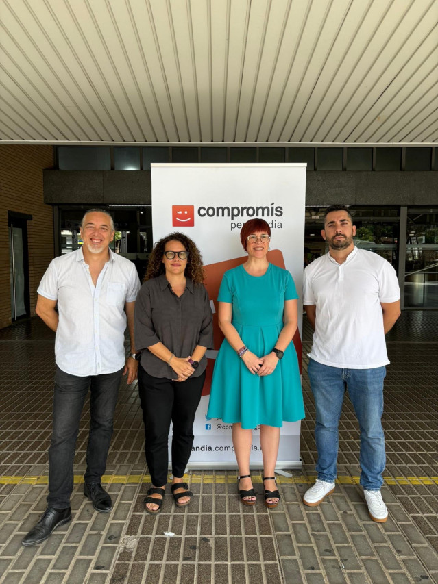 La portavoz de Compromís en el Ayuntamiento de Gandia, Alícia Izquierdo (segunda izq) y la diputada de la coalición valencianista en el Congreso Àgueda Micó