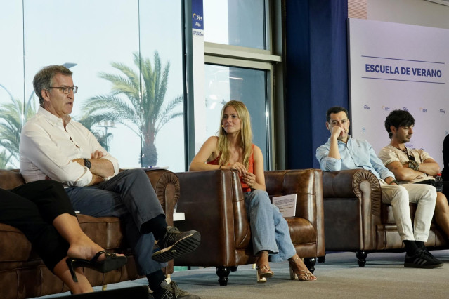 El presidente del PP, Alberto Núñez Feijóo durante la Escuela de Verano de Nuevas Generaciones del PP y del grupo parlamentario del PP en el Parlamento europeo, en una mesa titulada 