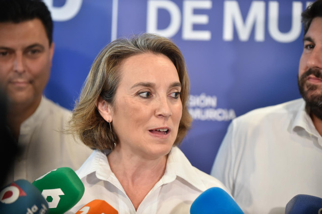 La secretaria general del PP, Cuca Gamarra, atiende a los medios de comunicación durante la clausura del Curso de Verano del PPRM, a 13 de julio de 2024, en Murcia, Región de Murcia (España).