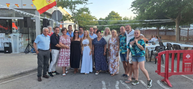 La presidenta de Vox Baleares, Patricia de las Heras, participa en el 'sopar a la fresca' del partido, junto a una amplia representación de afiliados, simpatizantes, coordinadores de diferentes municipios y los miembros del Comité Ejecutivo Provincial