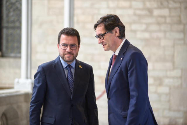 Archivo - El presidente de la Generalitat, Pere Aragonès (i), y el primer secretario del PSC, Salvador Illa (d), a su llegada para firmar el acuerdo sobre los presupuestos de la Generalitat, en la Sala de Diputados del Palau, a 27 de febrero de 2024, en B