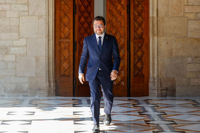 El presidente de la Generalitat, Pere Aragonès, a su llegada al Palau de la Generalitat, a 16 de julio de 2024, en Barcelona, Catalunya (España). Aragonès ha recibido a la secretaria general de ERC, Marta Rovira; al diputado de ERC en el Parlament Ruben W