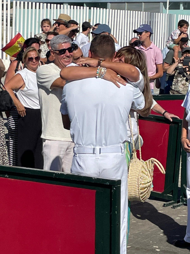 Un estudiante del buque escuela Juan Sebastián Elcano es recibido por su familia en Cádiz tras meses de travesía.
