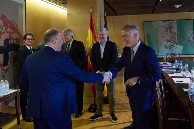El portavoz del PP en el Congreso, Miguel Tellado (2i), saluda al  ministro de Política Territorial y Memoria Democrática, Ángel Víctor Torres (1d), a su llegada a una reunión, en el Congreso de los Diputados, a 26 de junio de 2024, en Madrid (España). Án