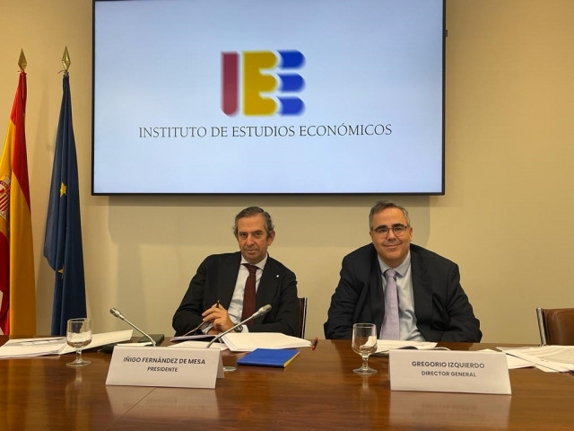 Archivo - El presidente del Instituto de Estudios Económicos, Íñigo Fernández de Mesa, y su director general, Gregorio Izquierdo.
