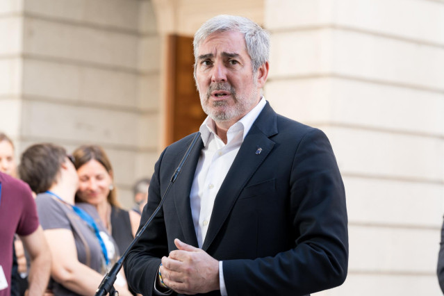 El presidente del Gobierno de Canarias, Fernando Clavijo, ofrece declaraciones a los medios, tras el registro de la Proposición de Ley para la modificación del artículo 35 de la Ley sobre derechos y libertades de los extranjeros en España y su integración