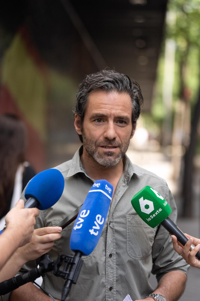 El portavoz del PP, Borja Sémper, atiende a los medios a las puertas de la sede nacional del partido.