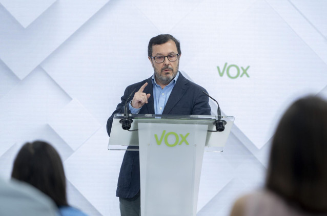 El portavoz de Vox, José Antonio Fúster, durante una rueda de prensa tras la reunión del Comité de Acción Política de Vox, en la sede del partido.