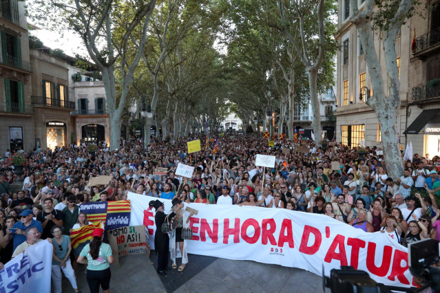 Decenas de personas durante una manifestación anti turística, en el Parc de ses Estacions en Palma.