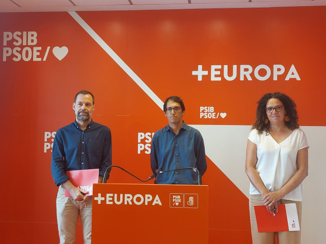 (I-D) El Portavoz Socialista En El Ayuntamiento De Palma, Xisco Ducrós, El Portavoz Del Grupo Parlamentario Socialista, Iago Negueruela, Y La Portavoz Socialista En El Consell Y Secretaria General De Los Socialistas De Mallorca, Catalina Cladera