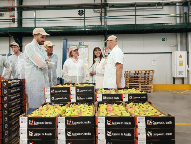 La consejera Sara Rubira en la cooperativa Campos de Jumilla donde preparan pera de la DOP Pera de Jumilla
