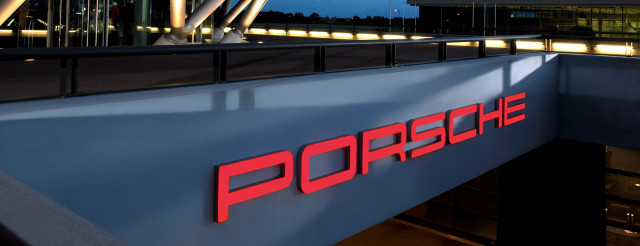 Logotipo de Porsche en uno de los vehículos del fabricante