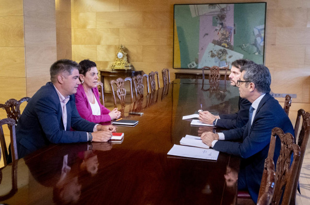 La portavoz de Bildu, Mertxe Aizpurua (2i); el ministro de Cultura, Ernest Urtasun (2d), y el ministro de la Presidencia, Justicia y Relaciones con las Cortes, Félix Bolaños (1d),en el Congreso de los Diputados, a 22 de julio de 2024, en Madrid (España).