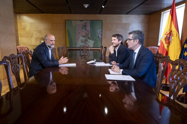 El diputado del BNG Néstor Rego; el ministro de Cultura, Ernest Urtasun, y el ministro de la Presidencia, Justicia y Relaciones con las Cortes, Félix Bolaños, en el Congreso de los Diputados, a 22 de julio de 2024, en Madrid (España).