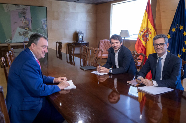 (I-D) El portavoz del PNV en el Congreso, Aitor Esteban; el ministro de Cultura, Ernest Urtasun, y el ministro de la Presidencia, Justicia y Relaciones con las Cortes, Félix Bolaños, durante una reunión, a 22 de julio de 2024, en Madrid (España).