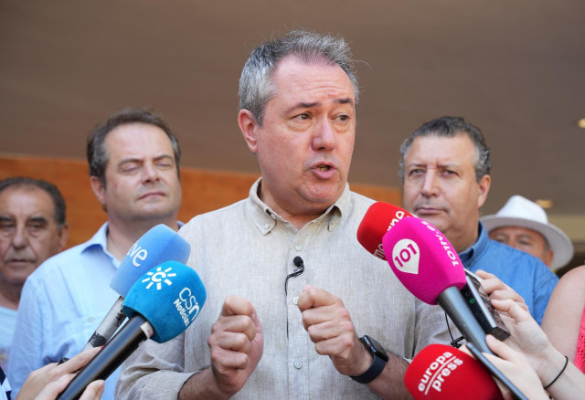 El secretario general del PSOE de Andalucía y Portavoz del Grupo Parlamentario Socialista, Juan Espadas, durante la atención a medios en la puerta del centro de salud de Ciudad Expo, a 23 de julio de 2024 en Sevilla (Andalucía, España). el secretario gene