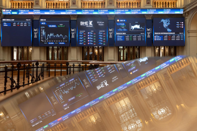 Un panel del Ibex 35, en el Palacio de la Bolsa de Madrid, a 22 de julio de 2024, en Madrid (España).