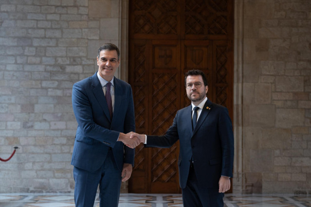 Archivo - El presidente del Gobierno, Pedro Sánchez (i), y el president de la Generalitat de Catalunya, Pere Aragonès (d), se reúnen en el Palau de la Generalitat, a 21 de diciembre de 2023, en Barcelona, Catalunya (España).