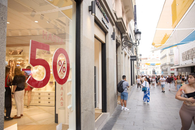 Varias personas caminan con bolsas durante el comienzo de las rebajas de verano, en el centro de Madrid,  en Madrid (España)