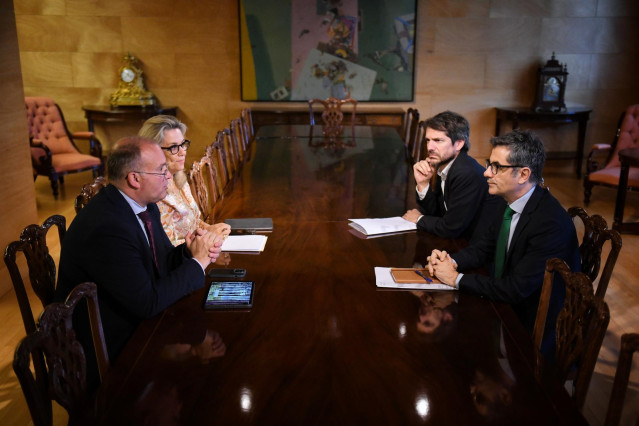 El portavoz del grupo parlamentario popular, Miguel Tellado, el portavoz de Sumar y ministro de Cultura, Ernest Urtasun, y el ministro de la Presidencia, Felix Bolaños, durante una reunión, en el Congreso de los Diputados, a 23 de julio de 2024, en Madrid