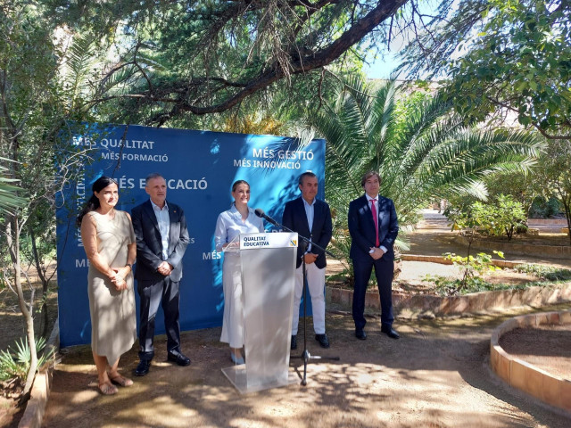 La presidenta del Govern, Marga Prohens, junto al conseller de Educación y Universidades, Antoni Vera, el rector de la UIB, Jaume Carot, y otras autoridades, en una rueda de prensa