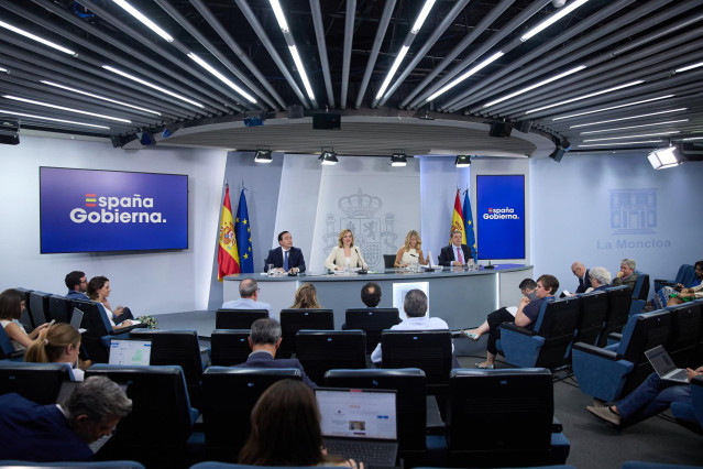 (I-D) El ministro de Asuntos Exteriores, José Manuel Albares; la portavoz, Pilar Alegría; la vicepresidenta segunda y ministra de Trabajo y Economía Social, Yolanda Díaz, y el ministro de Agricultura, Pesca y Alimentación, Luis Planas,