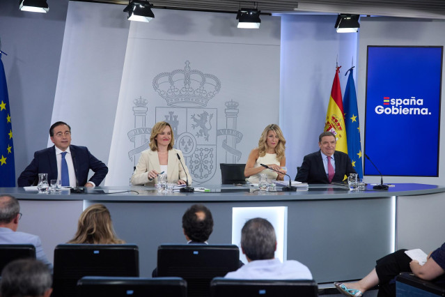 (I-D) El ministro de Asuntos Exteriores, Unión Europea y Cooperación, José Manuel Albares; la  portavoz, Pilar Alegría; la vicepresidenta segunda y ministra de Trabajo, Yolanda Díaz, y el ministro de Agricultura, Pesca y Alimentación, Luis Planas,