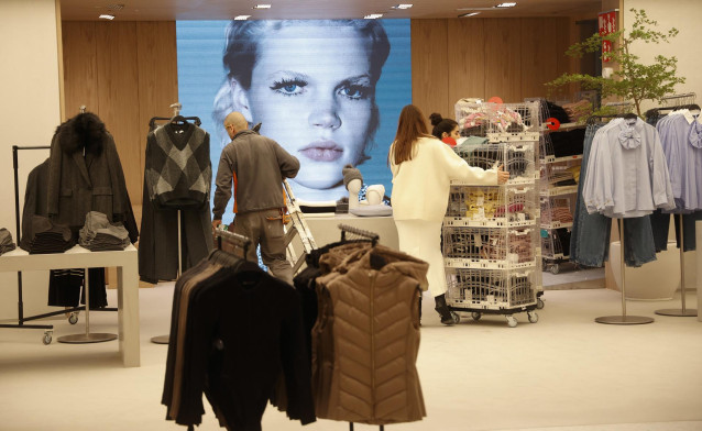 Archivo - Varios trabajadores ultiman la apertura de la macrotienda de Zara