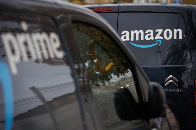 Archivo - Dos furgonetas de reparto de Amazon, en las inmediaciones de un centro logístico de la empresa, a 15 de noviembre de 2022, en Madrid (España)