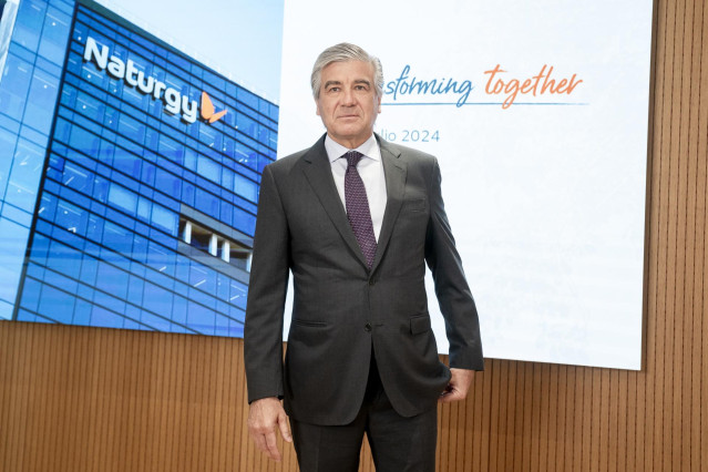 El presidente de Naturgy, Francisco Reynés, posa a su llegada a una rueda de prensa para presentar los resultados del primer semestre del año de la compañía, a 23 de julio de 2024, en Madrid (España). Naturgy obtuvo un beneficio neto de 1.043 millones de