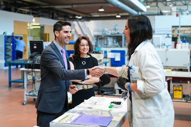 Emilio Viciana durante su visita al IMDEA Materiales de Getafe.