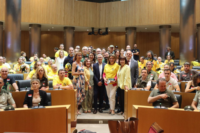 Encunentro entre la vicepresidenta Teresa Ribera con bomberos forestales y agentes medioambientales previo a la votación en el Congreso de los Diputados, este 23 de julio de 2024