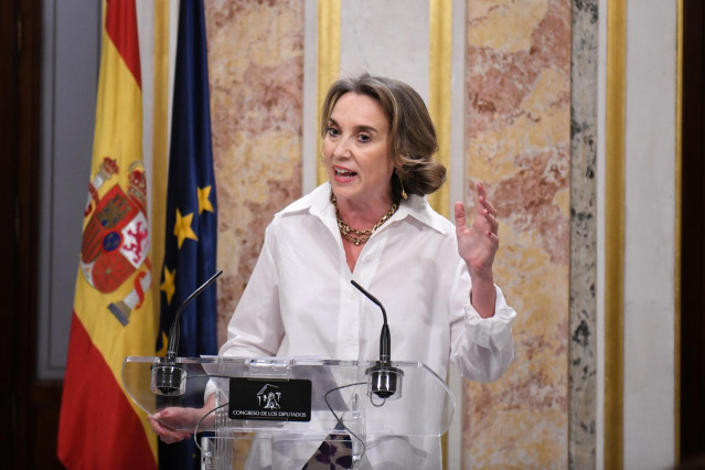 La secretaria general del PP, Cuca Gamarra, comparece antes los medios a su salida de una sesión plenaria extraordinaria, en el Congreso de los Diputados, a 23 de julio de 2024, en Madrid (España). El Pleno del Congreso elige hoy, 23 de julio, a los diez