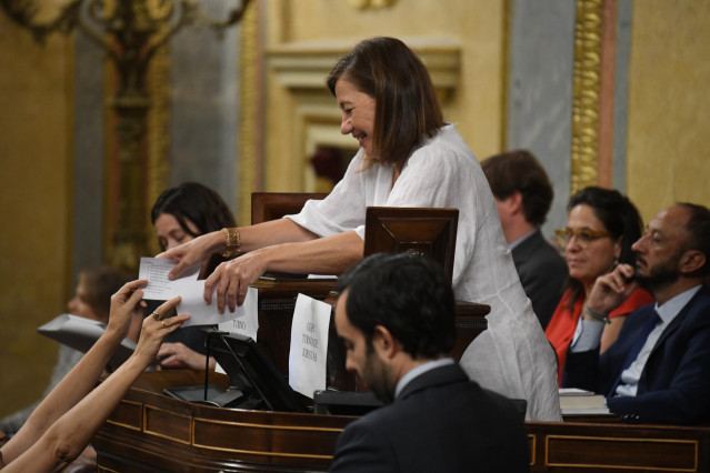La presidenta del Congreso, Francina Armengol, recoge votos durante una sesión plenaria extraordinaria, en el Congreso de los Diputados, a 23 de julio de 2024, en Madrid (España).