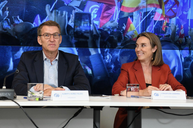 Archivo - El presidente del Partido Popular, Alberto Núñez Feijóo, y la secretaria general del Partido Popular, Cuca Gamarra, durante la reunión de la Junta Directiva Nacional del PP tras las elecciones generales del 23J, en la sede del PP, a 24 de julio