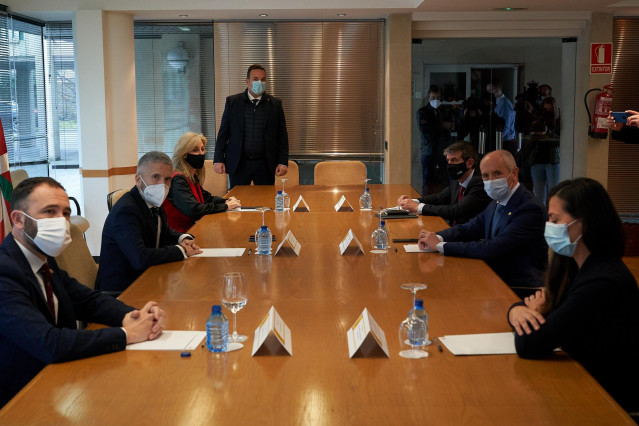 Archivo - El ministro de Interior, Fernando Grande-Marlaska (2i), y el vicelehendakari primero, Josu Erkoreka (2d), durante una reunión programada en la Delegación del Gobierno en el País Vasco, en Vitoria, Álava, (España), a 26 de febrero de 2021. El enc