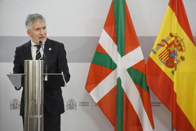 El ministro del Interior, Fernando Grande-Marlaska, ofrece una rueda de prensa tras la reunión de la Junta de Seguridad del País Vasco