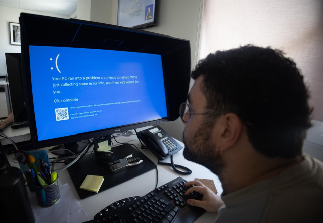Un trabajador de oficina frente al problema de actualización de Crowdstrike, a 19 de julio de 2024, en Madrid (España).