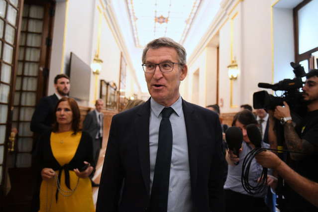El presidente del Partido Popular, Alberto Núñez Feijóo, a su llegada a una sesión plenaria extraordinaria, en el Congreso de los Diputados, a 23 de julio de 2024, en Madrid (España). El Pleno del Congreso elige hoy, 23 de julio, a los diez nuevos vocales