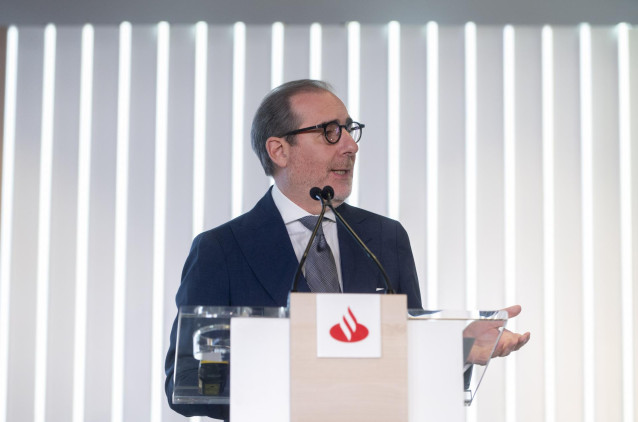 El consejero delegado de Banco Santander, Héctor Grisi, interviene durante una  presentación de resultados del primer semestre de Banco Santander, en la ciudad Grupo Santander, a 24 de julio de 2024, en Boadilla del Monte, Madrid (España).