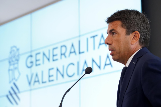 El president de la Generalitat, Carlos Mazón, interviene durante el acto de traspaso de carteras de los nuevos consellers del Gobierno de la Generalitat valenciana, en el Salón de actos de la Ciutat Administrativa 9 d’Octubre