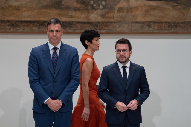 (I-D) El presidente del Gobierno, Pedro Sánchez; la ministra de Inclusión, Seguridad Social y Migraciones, Elma Saiz, y el presidente de la Generalitat en funciones, Pere Aragonès, a su llegada a la firma del convenio de traspaso de la gestión del Ingreso