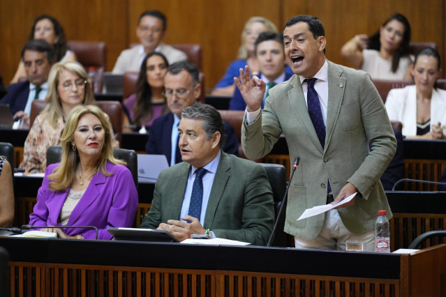 El presidente de la Junta de Andalucía, Juanma Moreno, interviene en la segunda jornada del Pleno del Parlamento andaluz.