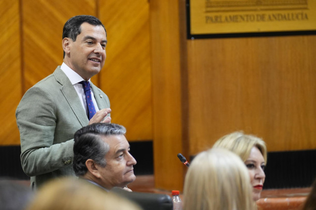 El presidente de la Junta de Andalucía, Juanma Moreno, interviene en la segunda jornada del Pleno del Parlamento andaluz, a  25 de julio de 2024, en Sevilla (Andalucía, España). Segunda jornada de Pleno, con Sesión de Control al Gobierno y preguntas de lo