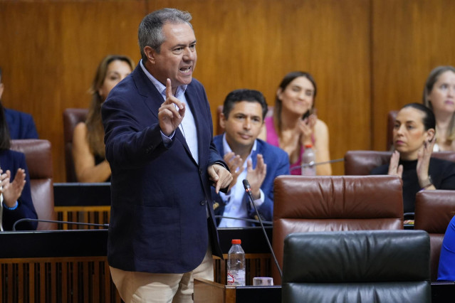 El secretario general del PSOE A, Juan Espadas, interviene en la segunda jornada del Pleno del Parlamento andaluz, a  25 de julio de 2024, en Sevilla (Andalucía, España). Segunda jornada de Pleno, con Sesión de Control al Gobierno y preguntas de los grupo