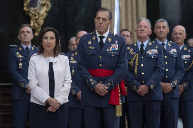 La ministra de Defensa, Margarita Robles (2i), y el general del Aire Francisco Braco Carbó (4d) durante la toma de posesión como nuevo jefe de Estado Mayor del Ejército del Aire y del Espacio, en el Cuartel del Aire y del Espacio, a 25 de julio de 2024.